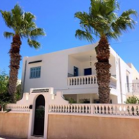 la VILLAKHAWA un rez de jardin un haut de villa avec cour privée en bas