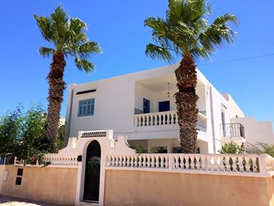la VILLAKHAWA un rez de jardin un haut de villa avec cour privée en bas