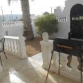 TERRASSE AVEC BARBECUE ; 2 TRANSATS , TABLE ET 5 CHAISES LA 6EME EST DANS LA CHAMBRE