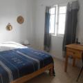 CHAMBRE N°2 grande , avec bureau , la 6eme chaise, un telephone fixe ,clim reversible avec télécommande  le materiel pour ping pong filet raquettes et balles, la table de ping pong , rideaux, déco